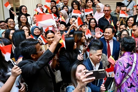 Presiden Prabowo Tiba Di Brussel, Disambut Hangat Diaspora Indonesia Presiden Prabowo disambut Disaspora Indonesia saat tiba di Hotel tempat mengonap. Foto : Ist