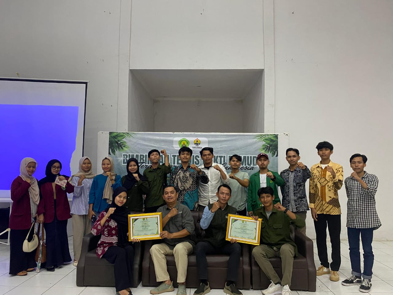 Program Bakti Pemuda Bakal Masuk RPJMD 2025-2029 Usai melaksanakan kegiatan Bakti Pemuda di Aula BPPS Provinsi Banten, Desa Rangkasbitung, Kecamatan Rangkasbitung, Kabupaten Lebak, Minggu (13/7), aktivis IMALA foto bersama dengan pemateri dan pihak Pemkab Lebak