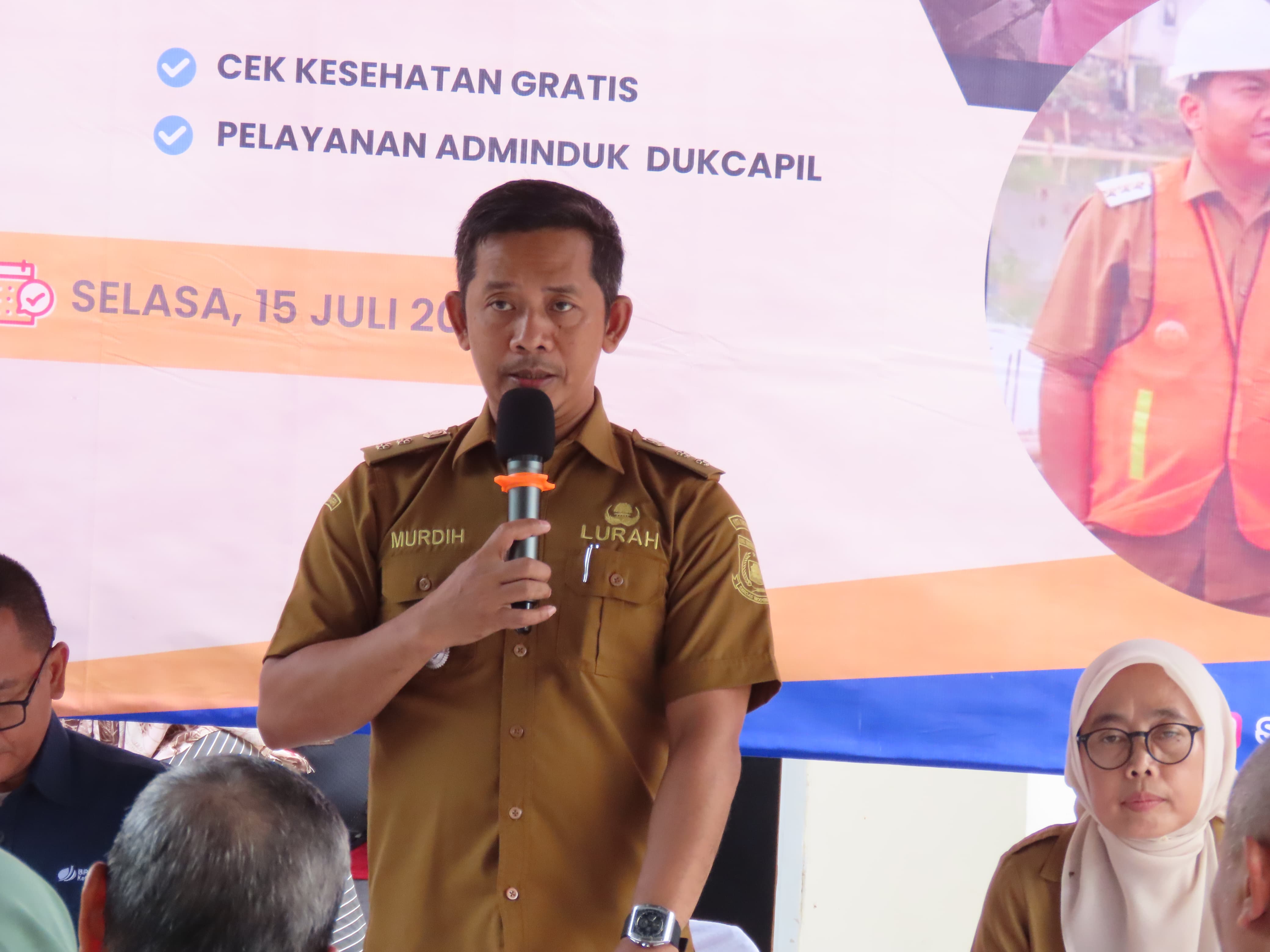 Lurah Pondok Pucung, Murdih, saat menghadiri program “Sapa Warga” yang dihadirkan oleh Kecamatan Pondok Aren, Selasa (15/7/2025). (tangselpos.id/irm)