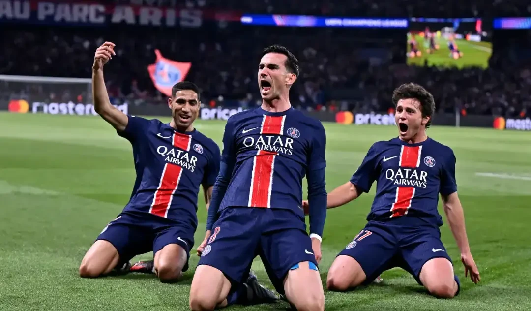 PSG Bermain Ciamik, Tumbangkan Munchen Dengan 9 Pemain Selebrasi skuad PSG usai tundukan Bayern Munchen 2-0. Foto : Ist
