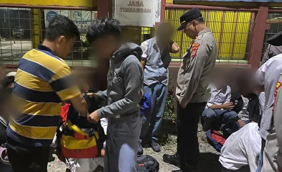 Puluhan Pelajar SMA Nekat Ingin Menumpangi Truk di Jalan Raya Serang-Tangerang Foto : Ist