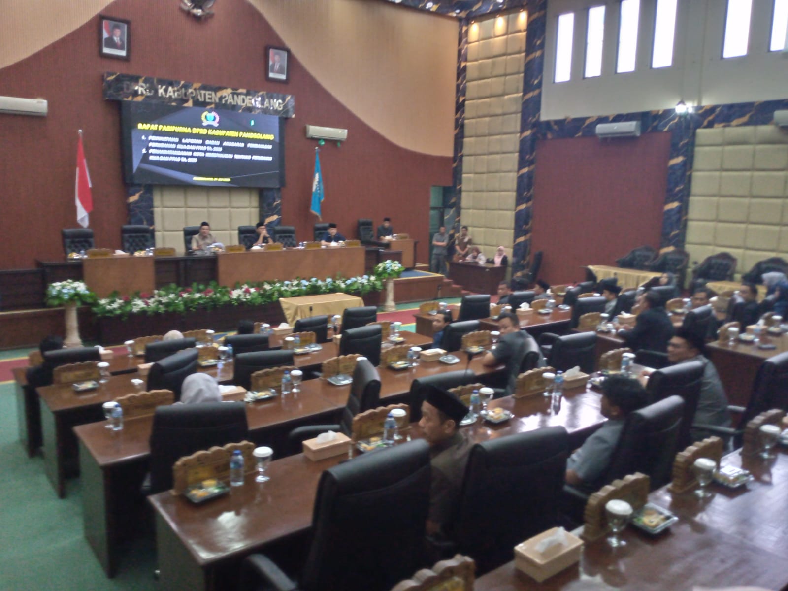 Rapat Paripurna Perubahan KUA-PPAS TA 2025 Pandeglang Dibatalkan Suasana rapat paripurna dengan agenda laporan Banggar mengenai Kesepakatan Perubahan KUA dan PPAS TA 2025 di DPRD Pandeglang, Kamis (31/7/2025).(Ari Supriadi/tangselpos.id)