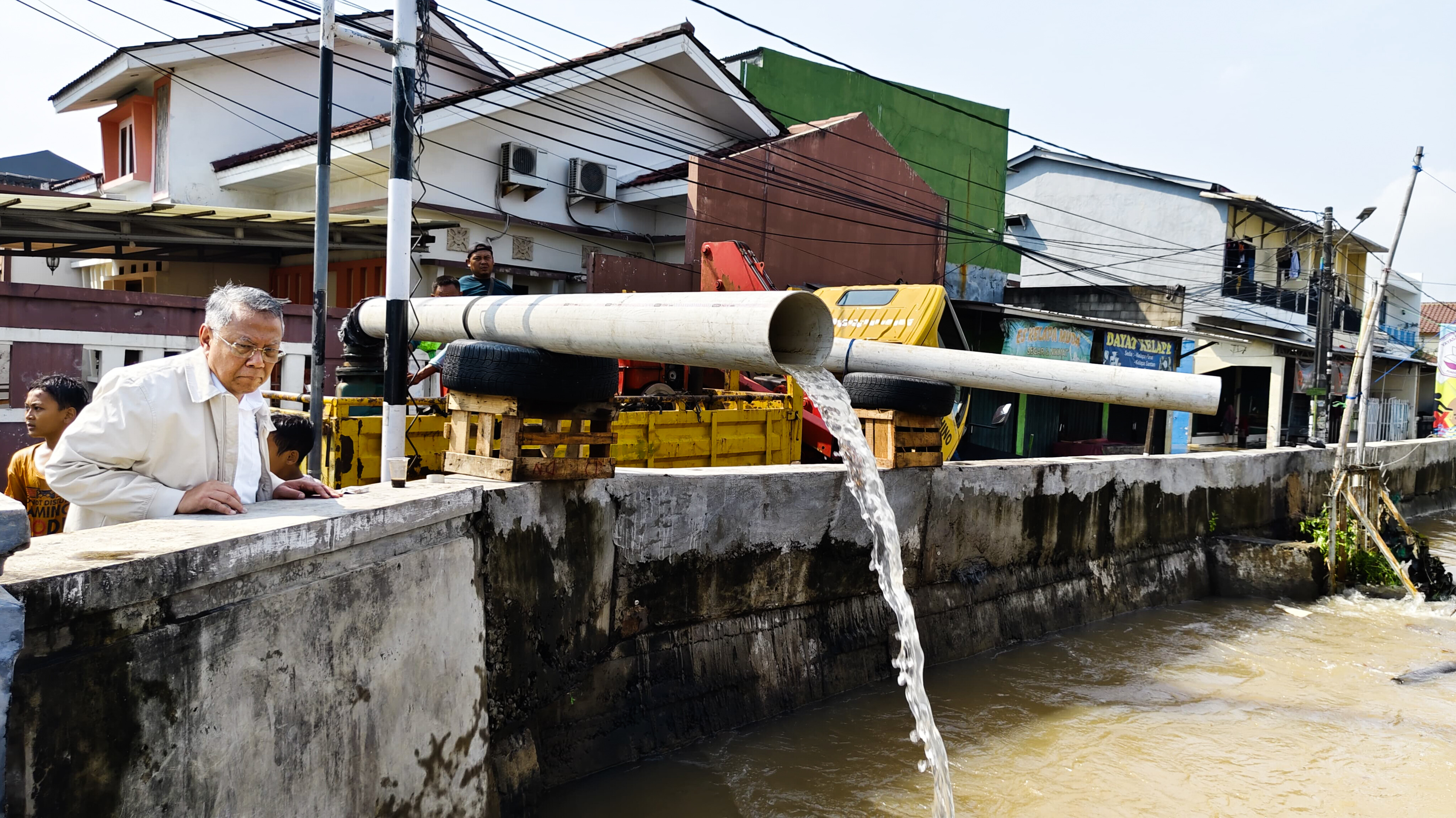 Respons Bencana Banjir, Benyamin Bakal Tambah 10 Pompa Penyedot Air di Maharta Tangsel Wali Kota Tangsel Benyamin Davnie meninjau pompa air di lokasi banjir Pondok Maharta. (Dok. Humas Pemkot Tangsel)