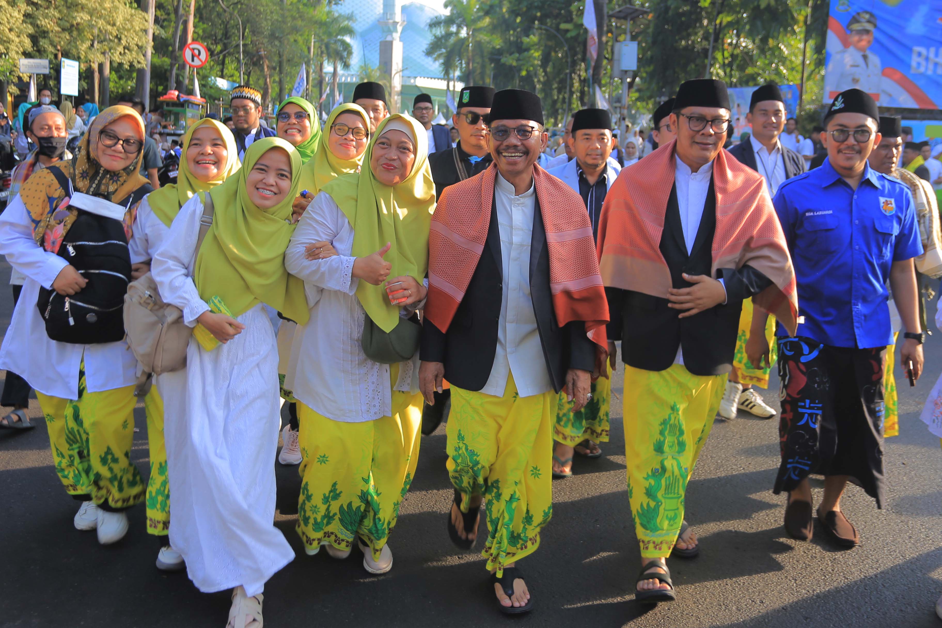 Ribuan Warga Meriahkan Jalan Sarungan Dengan Batik Tetengger Ist.