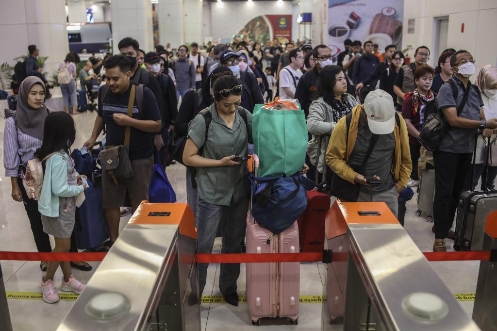 Saat Liburan Sekolah, Penumpang Whoosh Kembali Tembus 23 Ribu Orang Per Hari Antrean penumpang Whoosh di Stadiun Halim. Foto : Ist