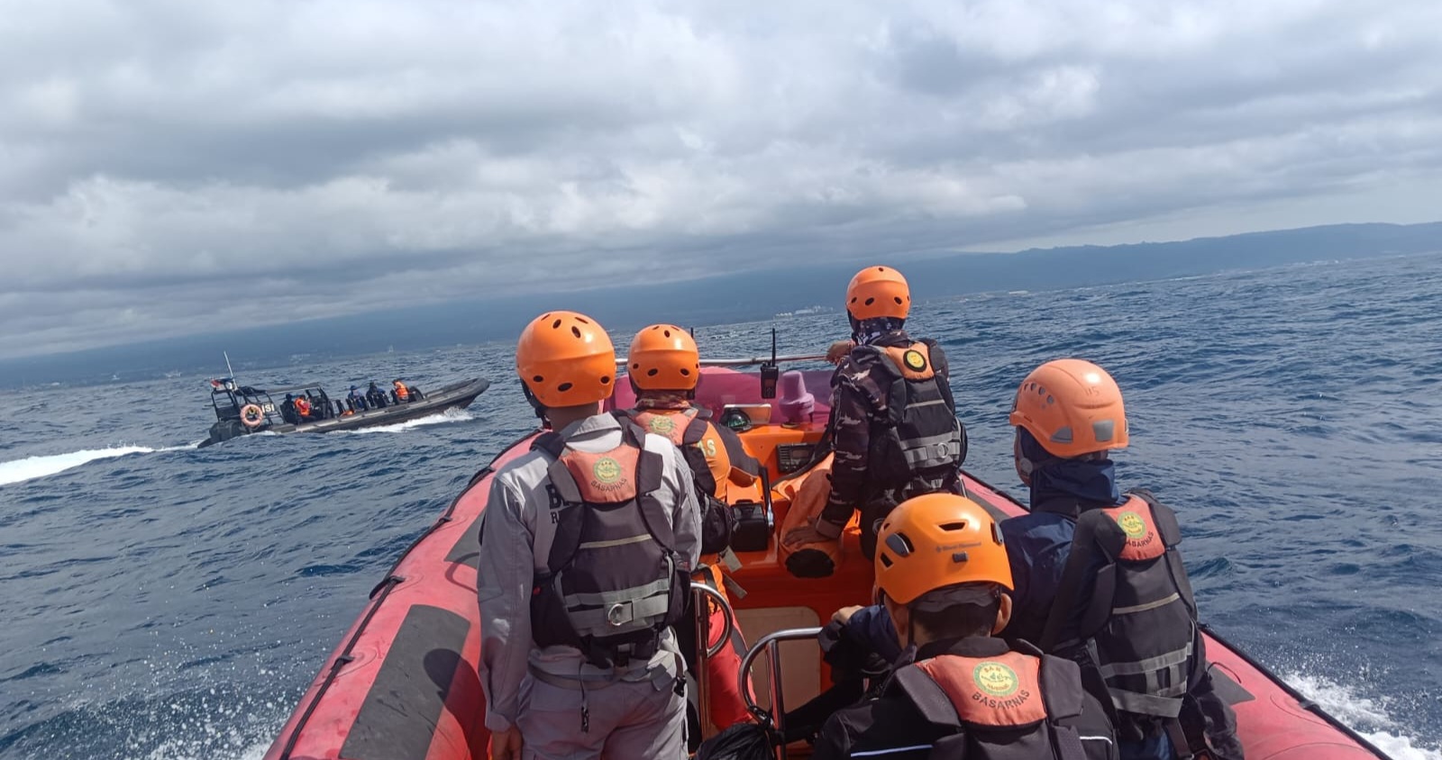 SAR Temukan Kembali 3 Mayat Diduga Korban KMP Tunu Pratama Jaya Tim SAR gabungan sedang operasi mencari korban KMP Tunu Pratama Jaya di Selat Bali. Foto : Ist