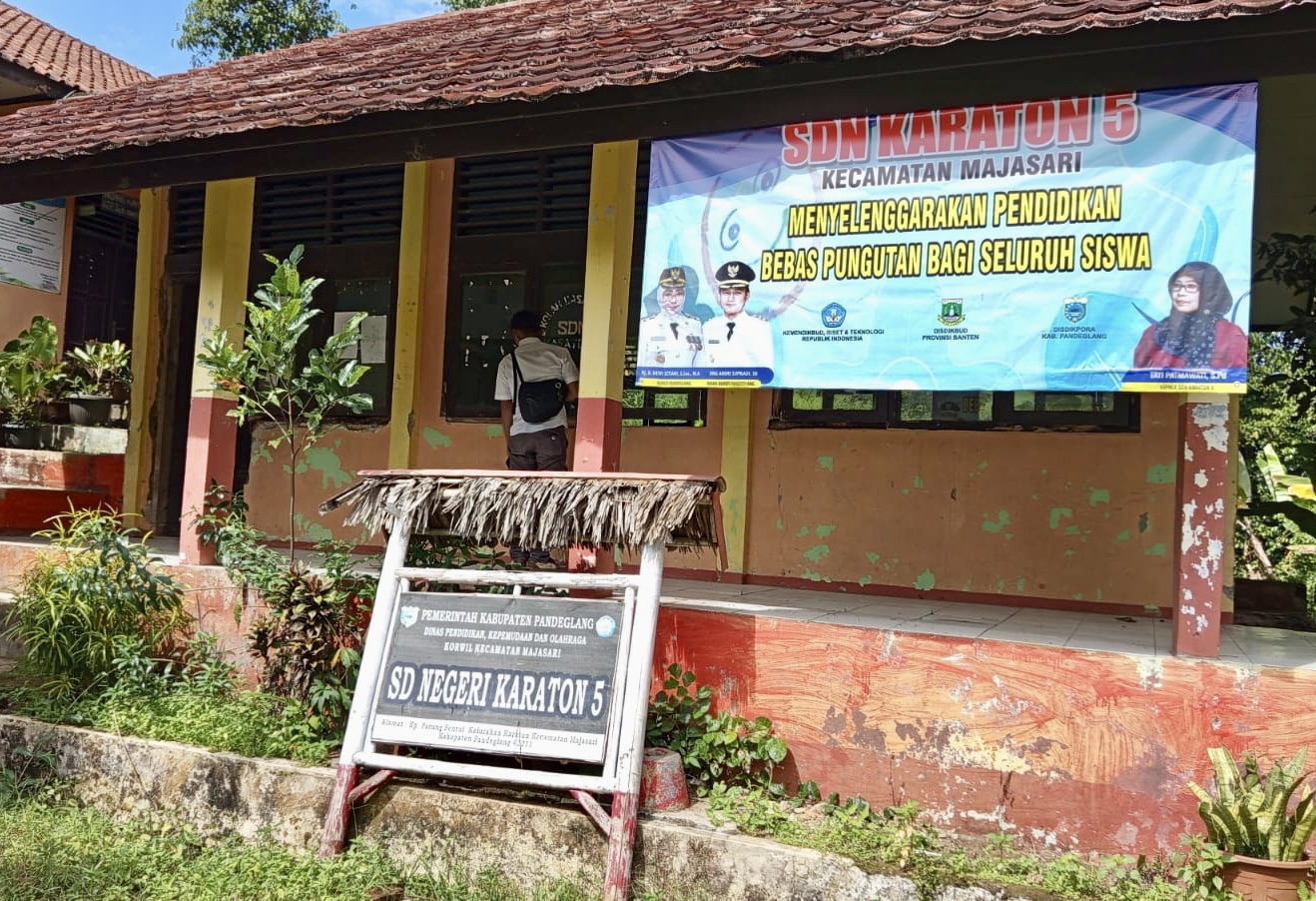 Melongok kondisi lingkungan dan bangunan SDN Karaton 4 di Kampung Parung Sentul, Kelurahan Sukaratu, Kecamatan Majasari, Kabupaten Pandeglang, terlihat tidak ada orang tua yang membawa anaknya mendaftar ke sekolah tersebut, Senin (7/7).