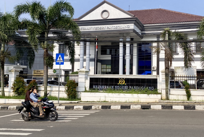Penanganan Tindak Pidana di Kejari Pandeglang Didominasi Kasus Pencurian dan Narkotika Dua orang wanita sedang berkendara tak mengenakan helm sambil menutupi wajahnya, saat melintas di jalan raya Serang Pandeglang, tepatnya di depan Gedung Kejari Pandeglang, Minggu (6/7)