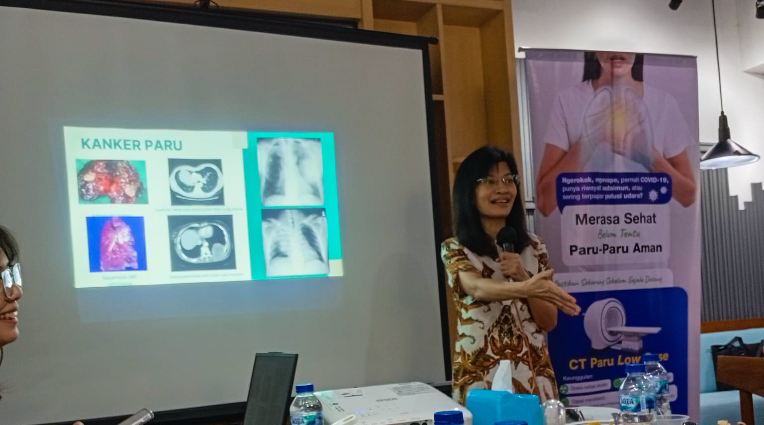 Siloam Hospitals Lippo Village Hadirkan Deteksi Dini dan Operasi Minim Invasif untuk Penyakit Paru Prof. Dr. dr. Allen Widysanto, Sp.P, Dokter Spesialis Paru Siloam Hospitals Lippo Village, saat menjelaskan penanganan penyakit paru dalam konferensi pers, Kamis (17/7/2025). (tangselpos.id/lim)
