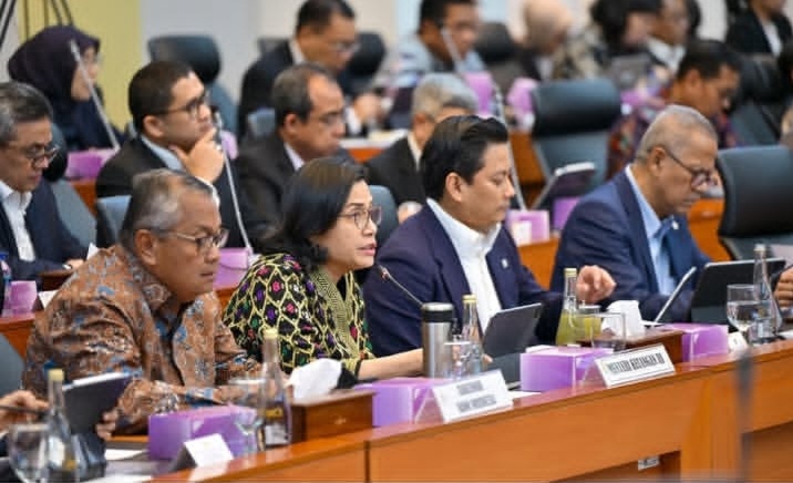 Sri Mulyani Realistis Turunkan Target Pertumbuhan Ekonomi Menkeu Sri Mulyani saat rapat di Gedung DPR. Foto : Ist