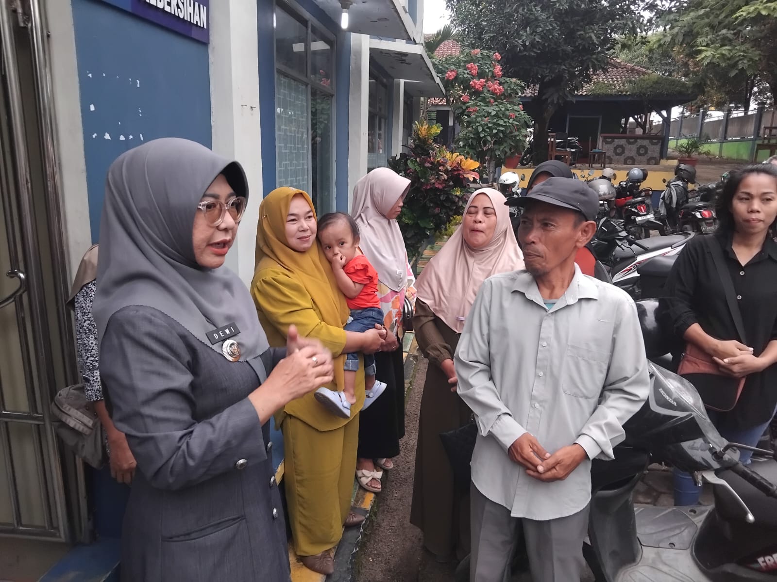 Supaya Semangat Belajar, Bupati Dewi Minta Ortu Berperan Bupati Pandeglang Raden Dewi Setiani sedang berdialog dengan salah seorang ortu siswa, saat melakukan monitoring di SMPN 1 Kadumerak, di Kecamatan Karangtanjung Senin (14/7)