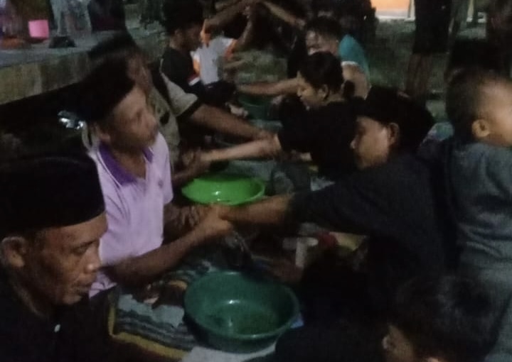 Tanggalkan HP, Pelajar Cikulur Pilih Latihan Silat Sejumlah anak di Kampung Kebon Kalapa, Desa Sukadaya, Kecamatan Cikulur, Kabupaten Lebak, sedang dipijat menggunakan air yang dicampur dengan minyak balur serta kembang tujuh rupa yang telah diberi doa, Sabtu (26/7) malam.