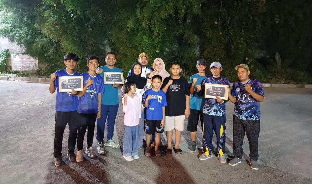 Terjunkan 8 Tim, Tangsel Juarai Open Petanque tim tuan rumah Tangsel berhasil merebut juara pertama, dalam ajang Double Open Petanque Tournament, Minggu (13/7).