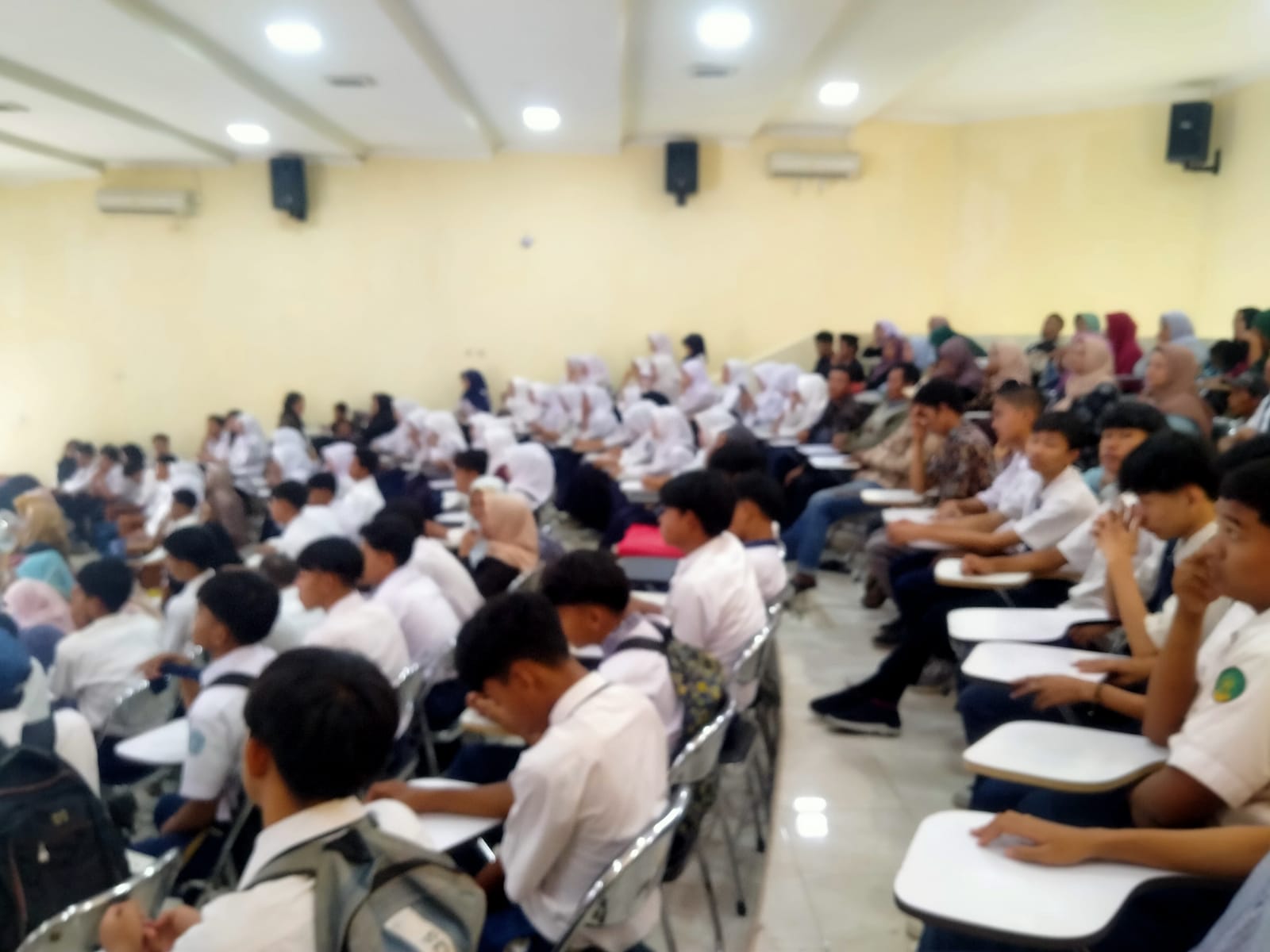 Terkendala Fasilitas, Siswa Sekolah Rakyat Belum Diasramakan Para calon siswa sekolah rakyat di Kabupaten Lebak, sedang menjalani MPLS dan tes kesehatan di Gedung Balai Penjaminan Mutu Pendidikan (BPMP), Senin (14/7).