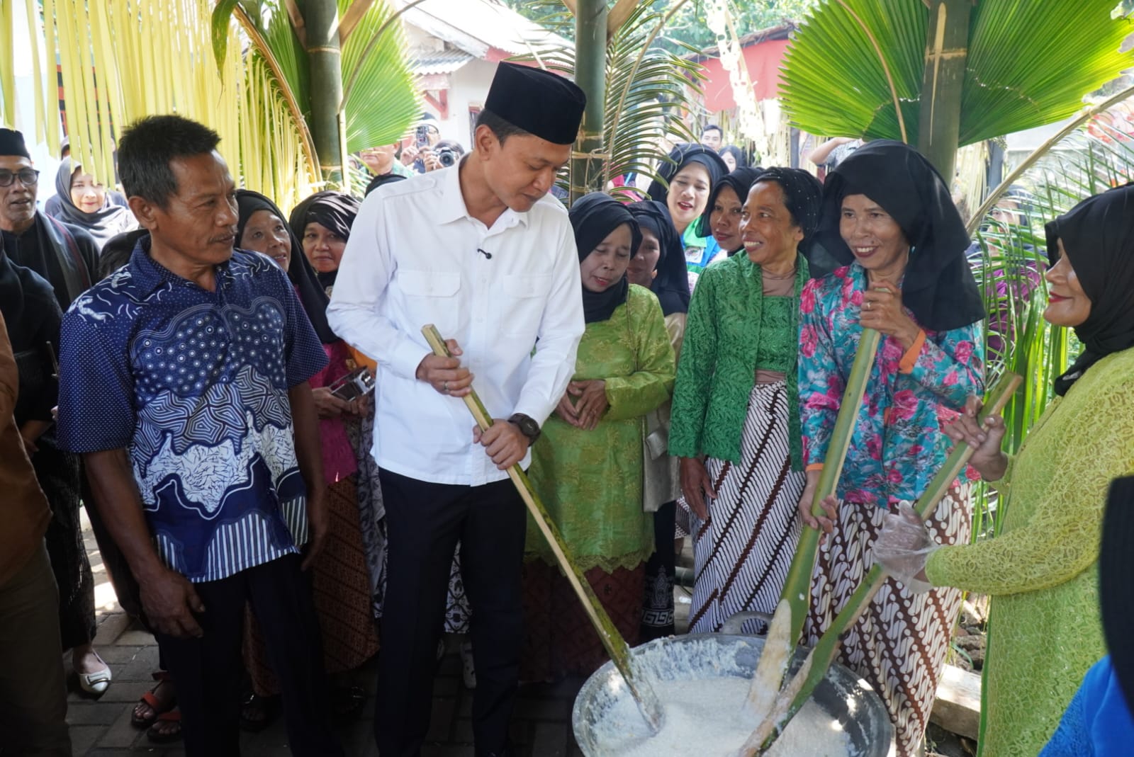 Tiap 10 Muharram, Warga Desa Bandung Lestarikan Tradisi Bubur Suro Wakil Bupati Pandeglang, Iing Andri, saat menghadiri Festival Bubur Suro 10 Muharram 1447 Hijriah, di Desa Bandung, Kecamatan Banjar, Minggu (6/7/2025). (Istimewa)