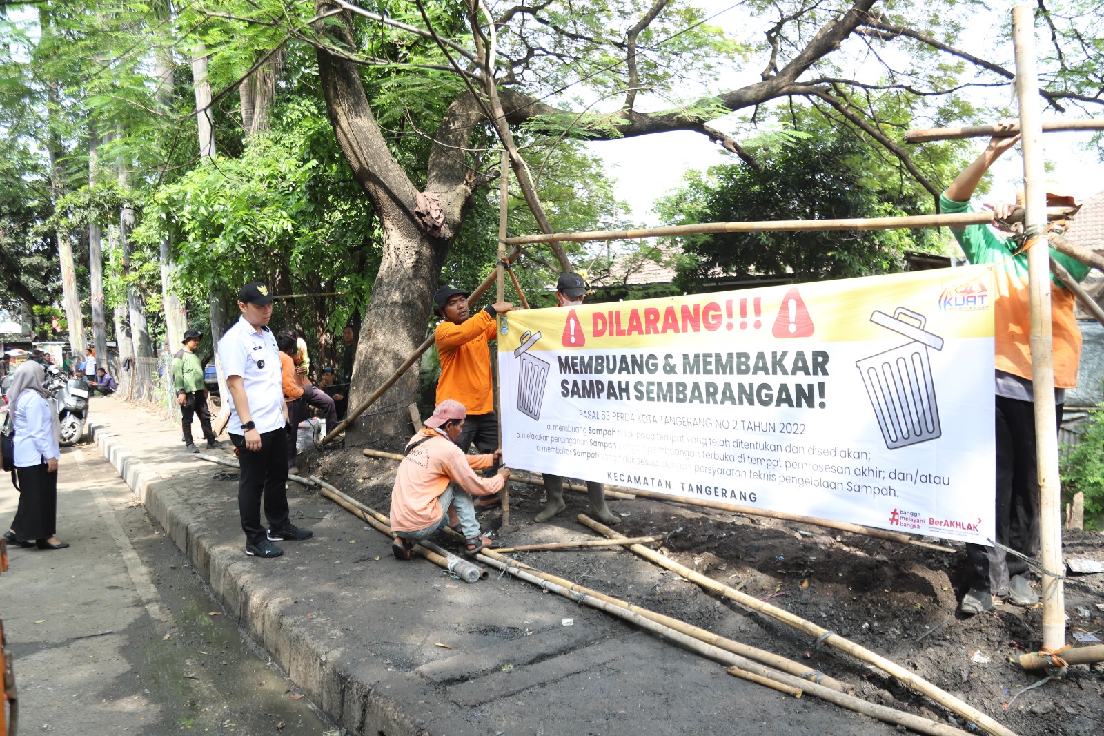 TPS Liar Di Kelurahan Sukasari Ditutup Petugas tampak memasang rambu larangan membuang sampah sembarangan usai resmi menutup Tempat Pembuangan Sampah (TPS) liar yang berada di tikungan marga portal atau Jalan Taman Makam Pahlawan Taruna, Kelurahan Sukasari, Kecamatan Tangerang pada Rabu (9/7).
