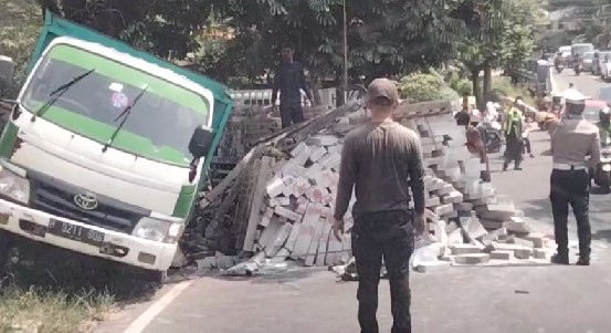 Truk Bermuatan Hebel Terguling di Tanjakan Jombang Foto : Ist