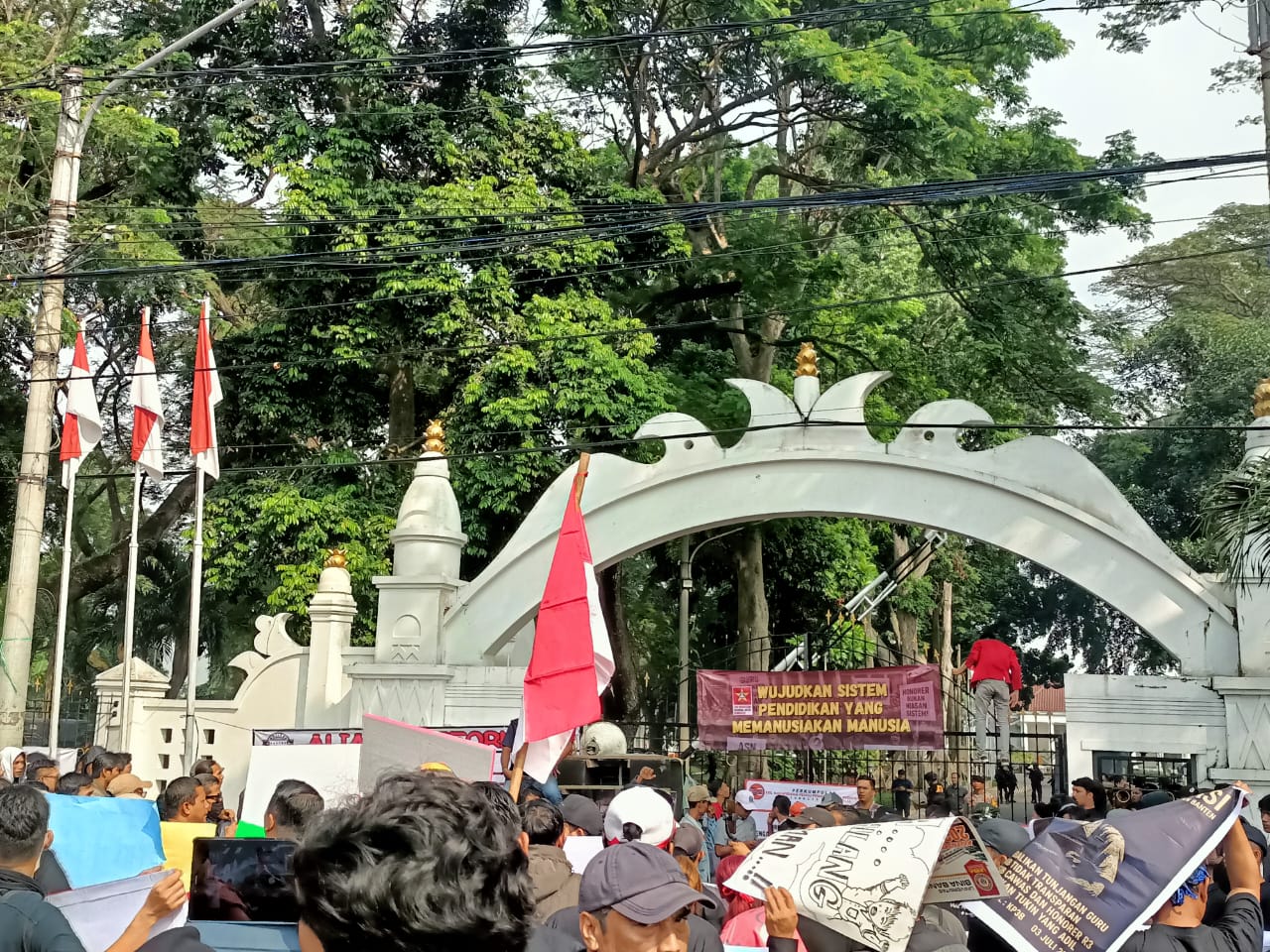 Ratusan guru melakukan aksi unjuk rasa di depan Pendopo Lama Gubernur Banten, Kota Serang, Kamis (3/7/2025).(Istimewa)