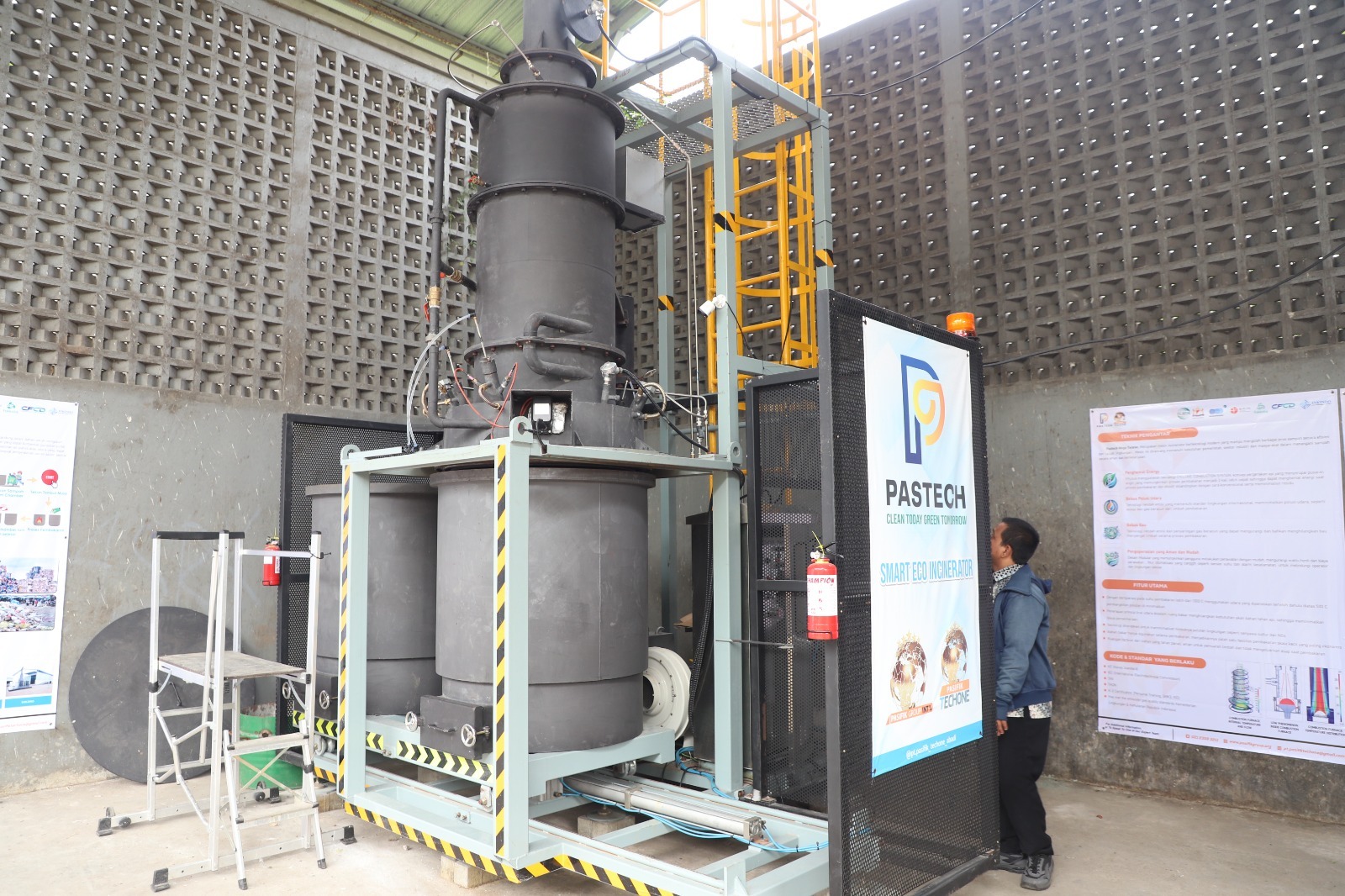 Uji Coba Incinerator Di TPS3R Cipondoh Dipastikan Ramah Lingkungan Petugas Dinas Lingkungan Hidup (DLH) Kota Tangerang mulai melaksanakan uji coba teknologi pengolahan sampah terbaru berjenis incinerator di Tempat Pengelolaan Sampah Reduce, Reuce, Recycle (TPS3R) Mutiara Banga Cipondoh.