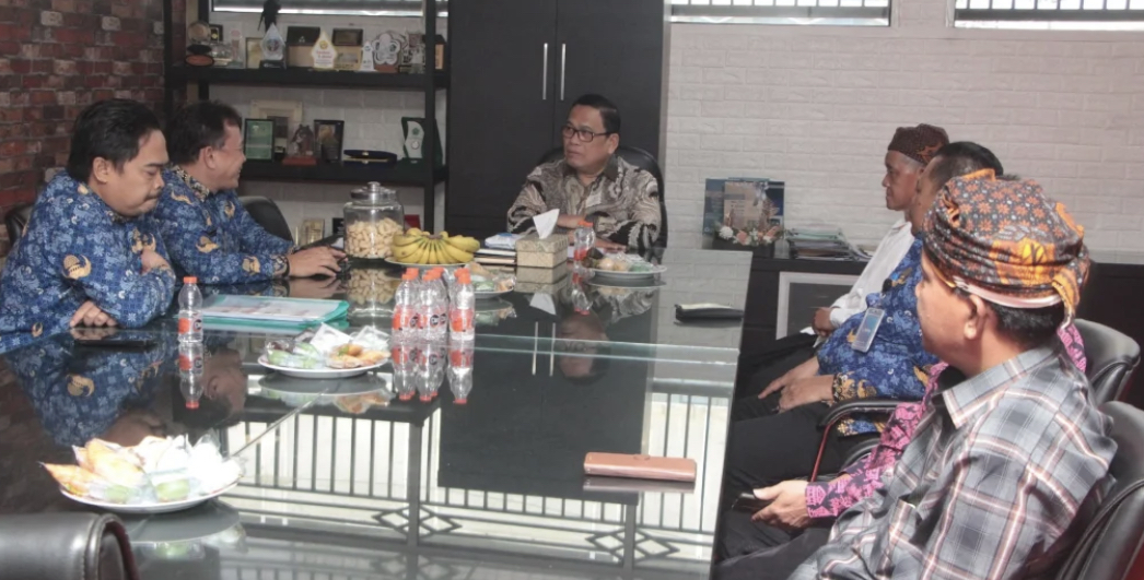Utusan Negara Di Asia Bakal Hadiri HIMAS Wabup Lebak Amir Hamzah, sedang menerima audiensi Aliansi Masyarakat Adat Nusantara (AMAN) Banten Kidul, di Ruang Kerjanya, Kamis (17/7).