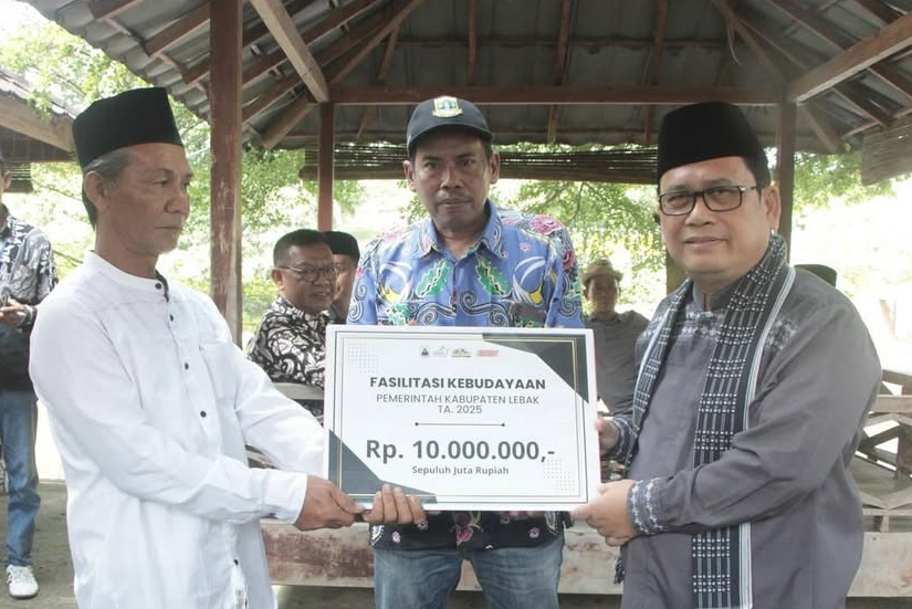 Wabup Amir Hadiri Ngembang Haul Kuncung Amrullah Wakil Bupati (Wabup) Kabupaten Lebak Amir Hamzah sedang menyerahkan bantuan kepada warga, disela-sela acara Ngembang Haul Kuncung Amrullah, di Desa Cokel Kecamatan Curugbitung, Minggu (06/7)