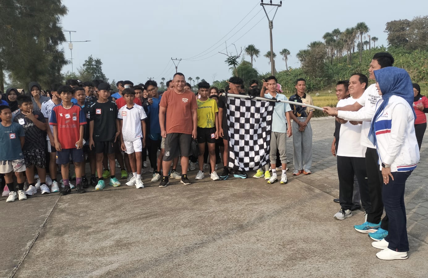 Wabup Iing Menilai Sunset Run Ajang Promosi Wisata Wabup Pandeglang Iing Andri Supriadi sedang melepas para peserta Sunset Run Tanjung Lesung di kawasan wisata Tanjung Lesung, Kecamatan Panimbang, Minggu (13/7) lalu.
