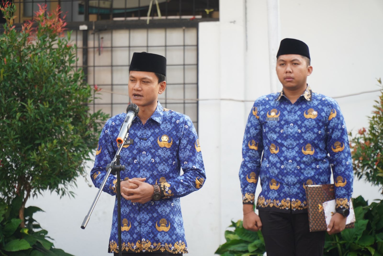 Wabup Iing Pastikan Jabatan Kosong Diisi Bulan Depan Wabup Pandeglang Iing Andri Supriadi, sedang memberikan arahan pada seluruh ASN di lingkungan Pemkab Pandeglang, saat menjadi pembina upacara Hari Kesadaran di halaman Setda Pandeglang, Kamis (17/7).