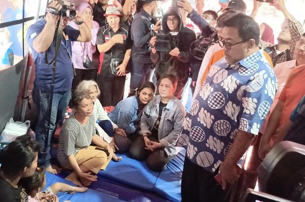 Wagub Jakarta Rano Karno saat meninjau korban kebakaran di Tebet. Foto : Ist