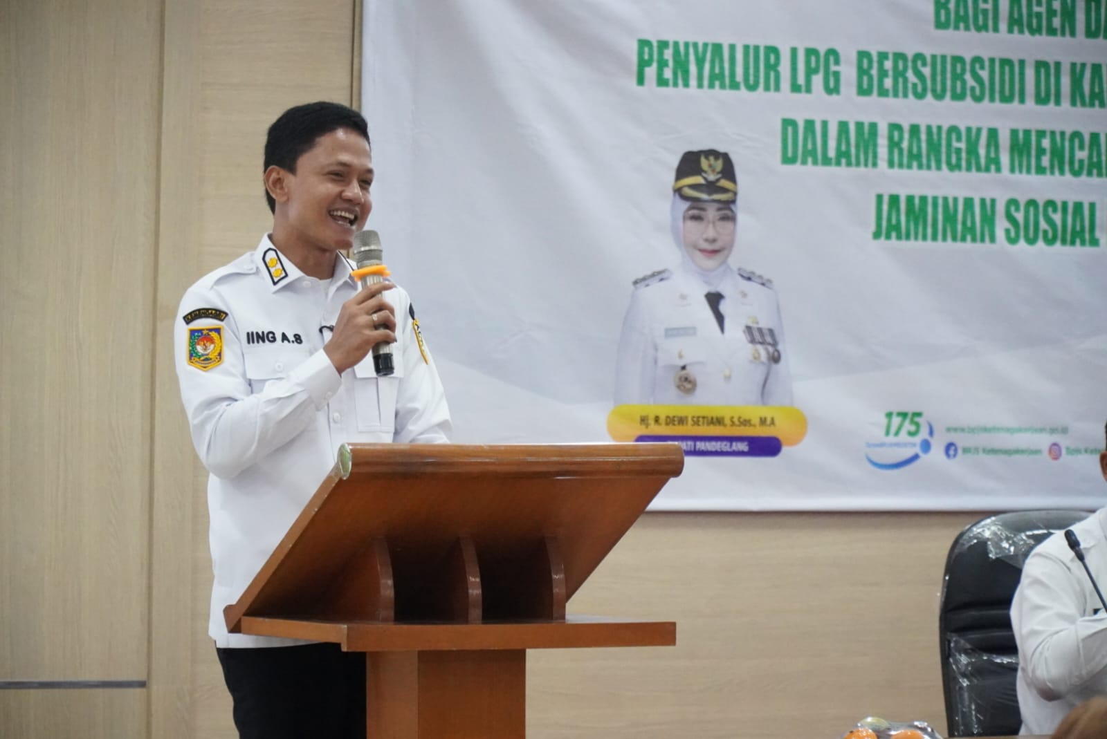 Wakil Bupati Pandeglang Harapkan Pekerja Informal Memperoleh BPJS Ketenagakerjaan Wakil Bupati Pandeglang, Iing Andri Supriadi, Iing, saat membuka kegiatan Sosialisasi BPJS Ketenagakerjaan dan Metrologi Legal bagi agen dan pangkalan penyalur LPG bersubsidi yang digelar di Oproom Setda Pandeglang, Rabu (9/7/2025). (Istimewa)
