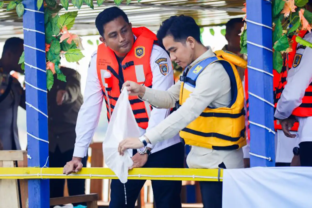 Wapres Gibran Tebar 50 Ribu Benih Ikan Di Bendungan Rowo Jombor Wapres Gibran saat tabur benih 50 ribu ikan iksn Nila di Bendungan Rowo Jombor, Klaten, Jawa Tengah,