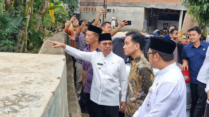 Wapres Gibran bersama Walikota Tangerang Sachrudin melihat kondisi dampak banjir di Komplek Ciledug Indah. Foto : Ist