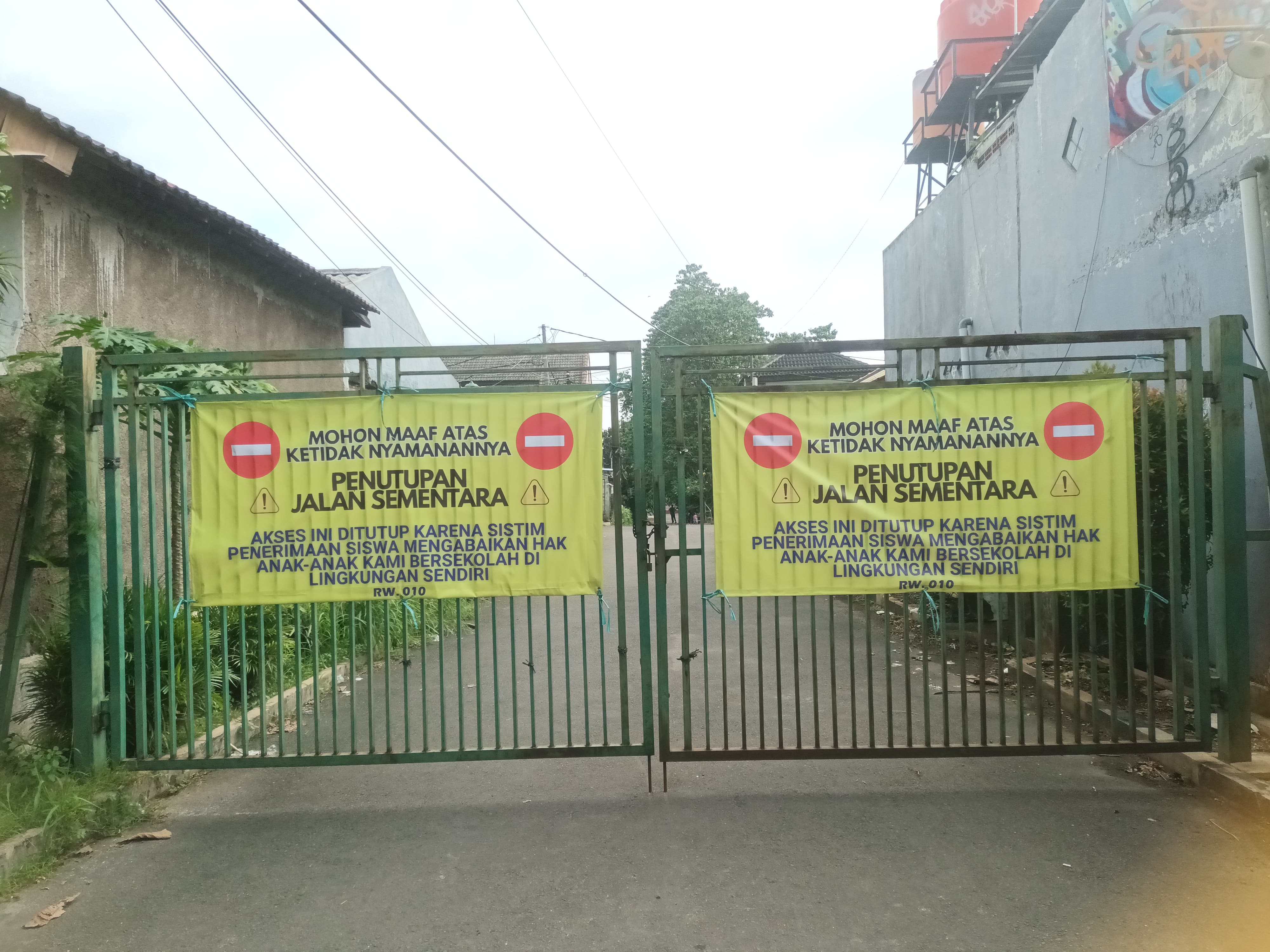 Warga Blokir Akses Ke SMPN 17 & SMAN 6 Tangsel Situasi akses jalan SMAN 6 dan SMPN 17 yang diblokir warga Pamulang, Rabu (9/7)