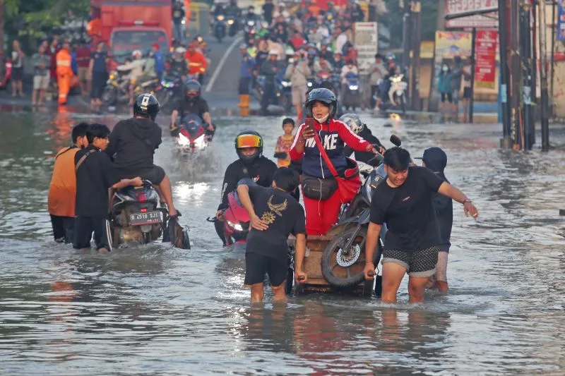 Warga Ciledug Indah Minta Segera Normalisasi Kali Angke Komplek Ciledug Indah terdampak Banjir. Foto : Ist