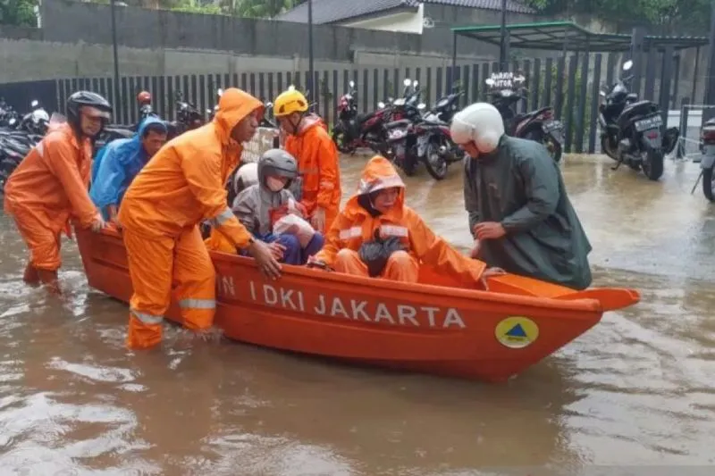 Warga Diminta Waspada, Pemprov DKI Jakarta Sigap Tangani Banjir Tim SAR Jakarta sedang membantu warga yang terdampak banjir. Foto Ist