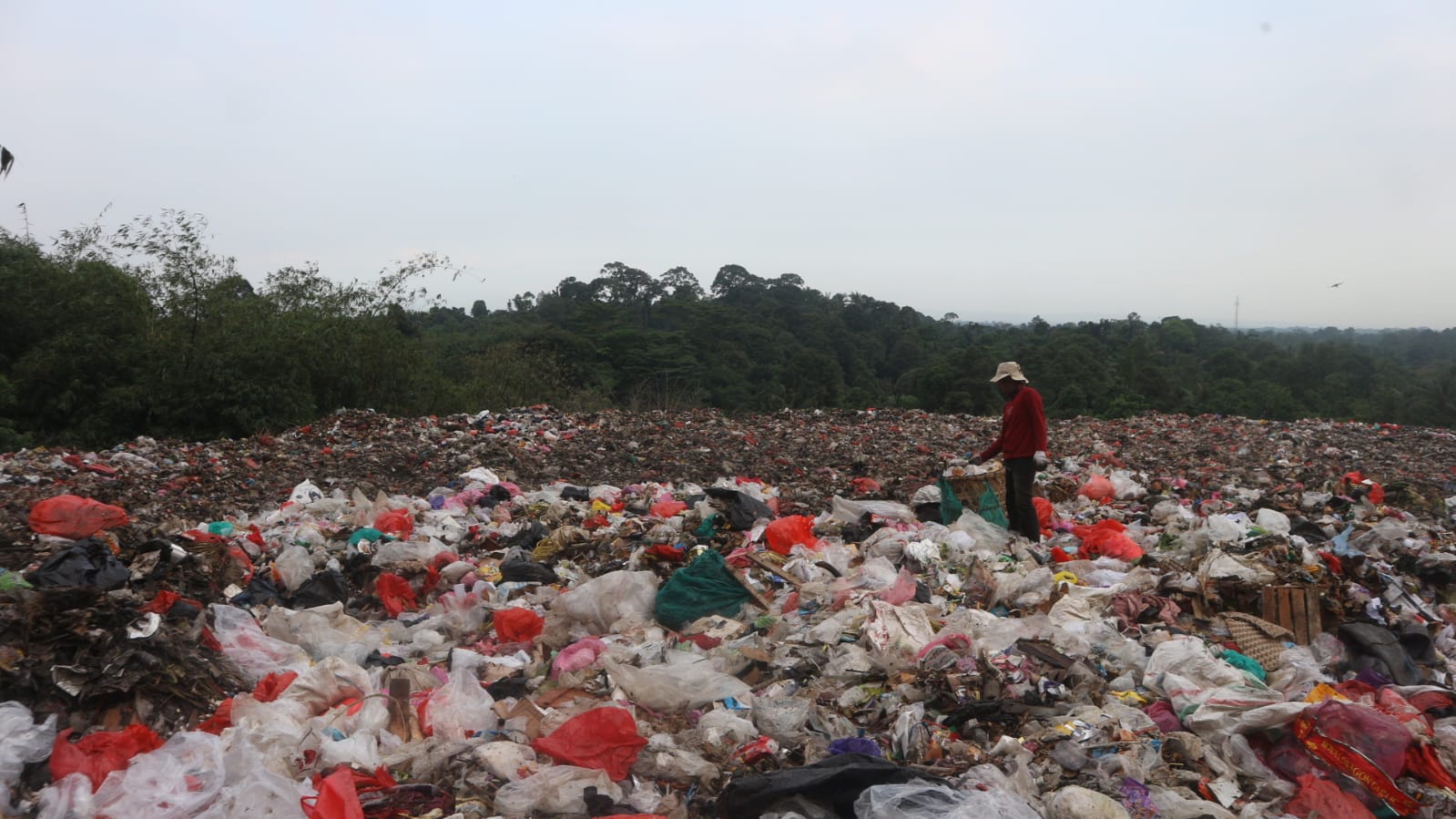 Warga Dukung Kerjasama Dengan Tangsel Kondisi sampah di TPA Bangkonol, Desa Bangkonol, Kecamatan Koroncong, Kabupaten Pandeglang, Kamis (10/7)