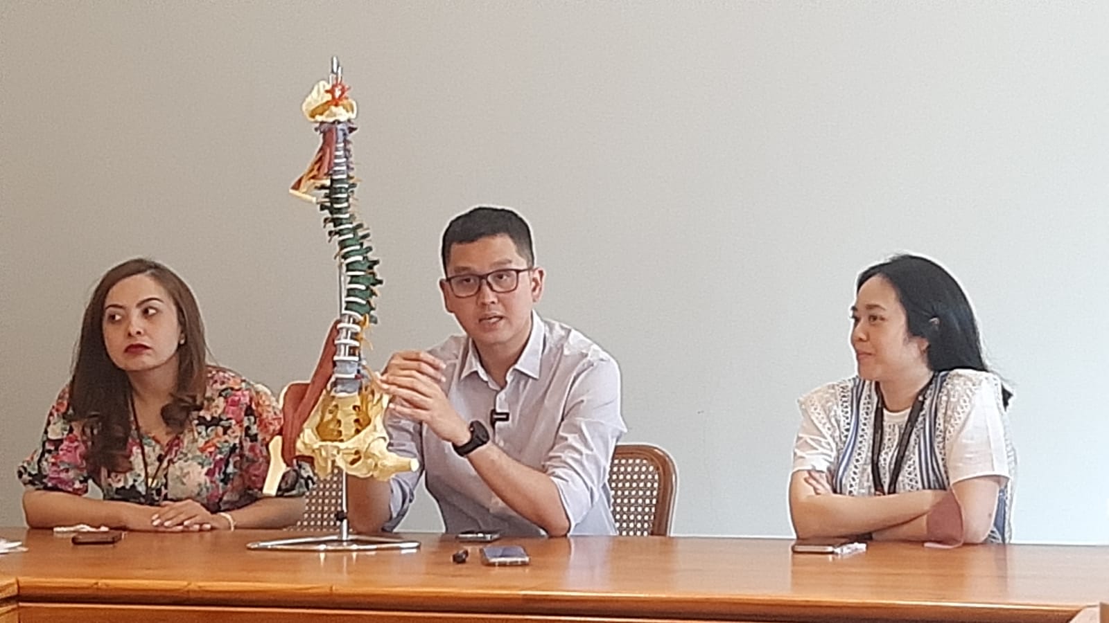 Dokter Spesialis Ortopedi Tulang Belakang Eka Hospital BSD, Dokter Asrafi Rizki Gatam  Sp.OT (K) Spine, saat menjelaskan kondisi saraf terjepit. Foto : Ist