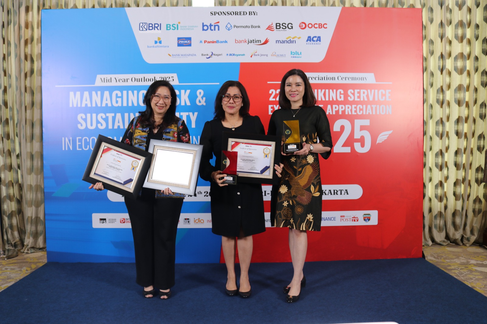 Direksi Bank Danamon Indonesia bersama Unit Usaha Syariah PT Bank Danamon Indonesia saat menerima Awards