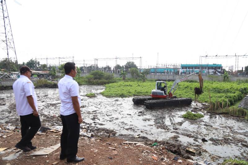 Wujudkan Pembangunan Kolam Retensi Di Kampung Jimpitan Petugas dari Pemerintah Kota (Pemkot) Tangerang tengah memantau pengerjaan pembangunan kolam retensi di Kampung Jimpitan, Batuceper.
