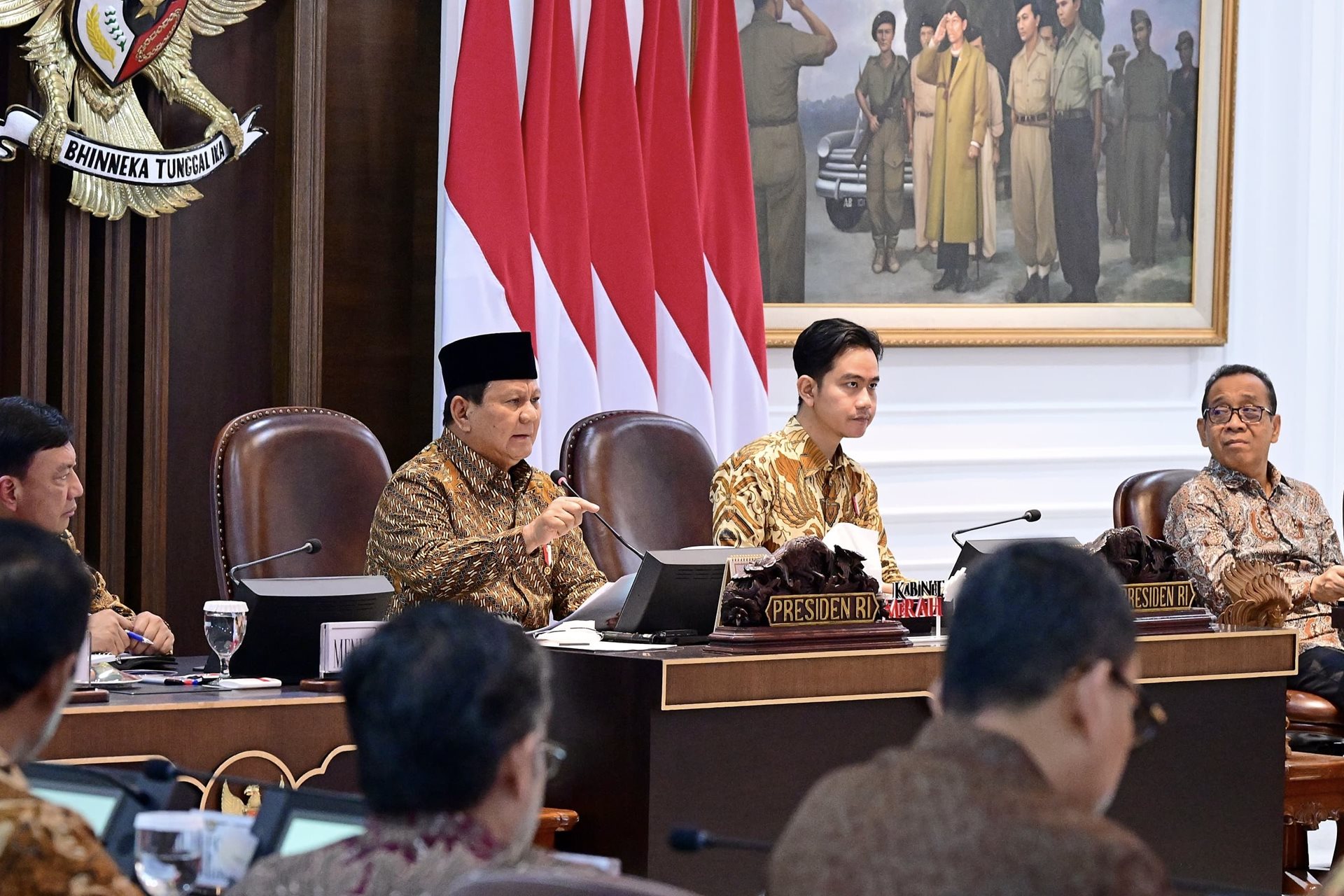 10 Bulan Penuh Karya, Prabowo Ucapkan Terima Kasih ke Anggota Kabinetnya Presiden Prabowo memimpin Sidang Kabinet. Foto : Ist