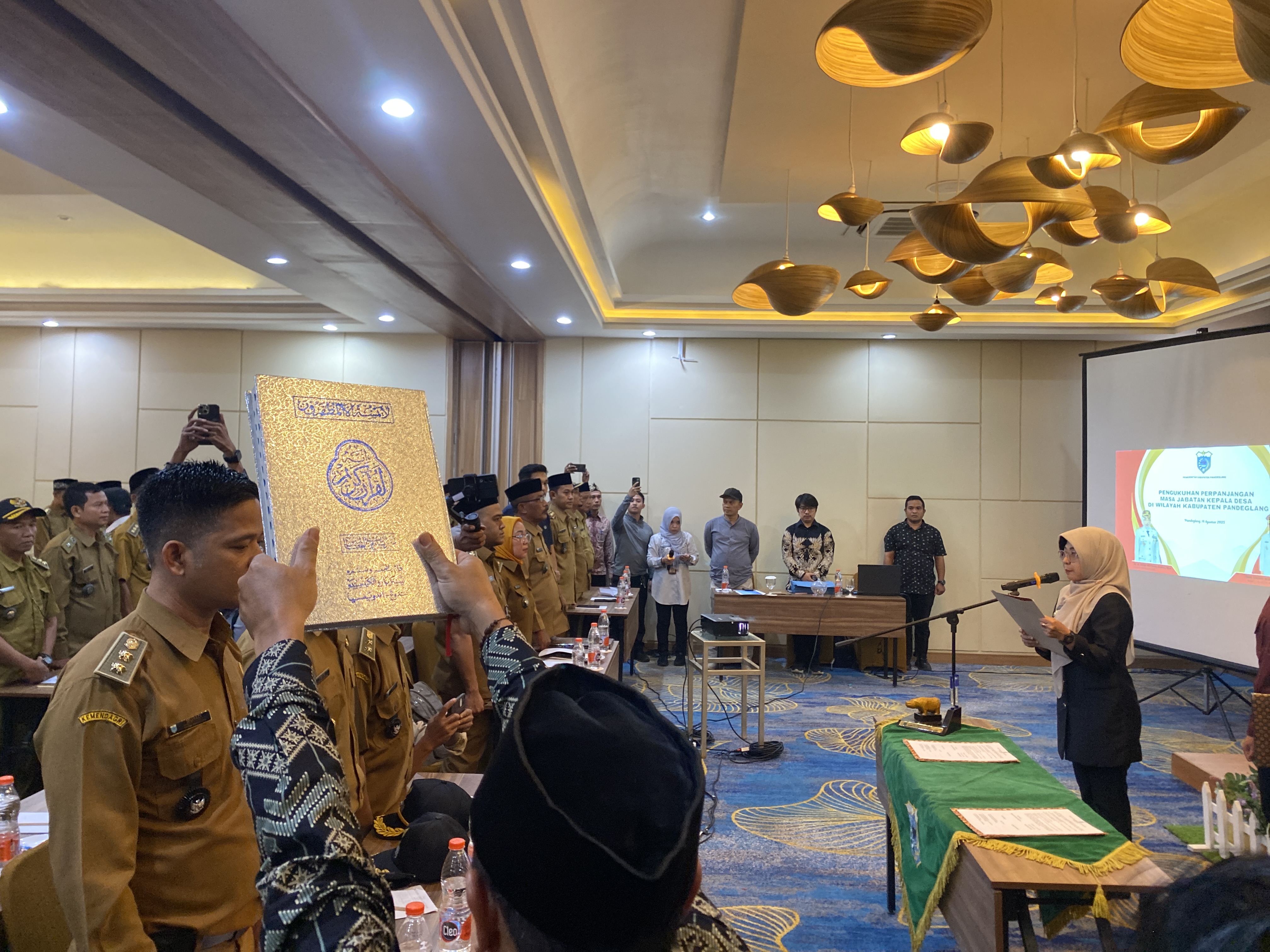 Bupati Pandeglang Raden Dewi Setiani sedang mengukuhkan 102 Kades masa perpanjangan selam dua tahun, di salah satu Cottages, di Kecamatan Carita, Kabupaten Pandeglang, Kamis (14/8).
