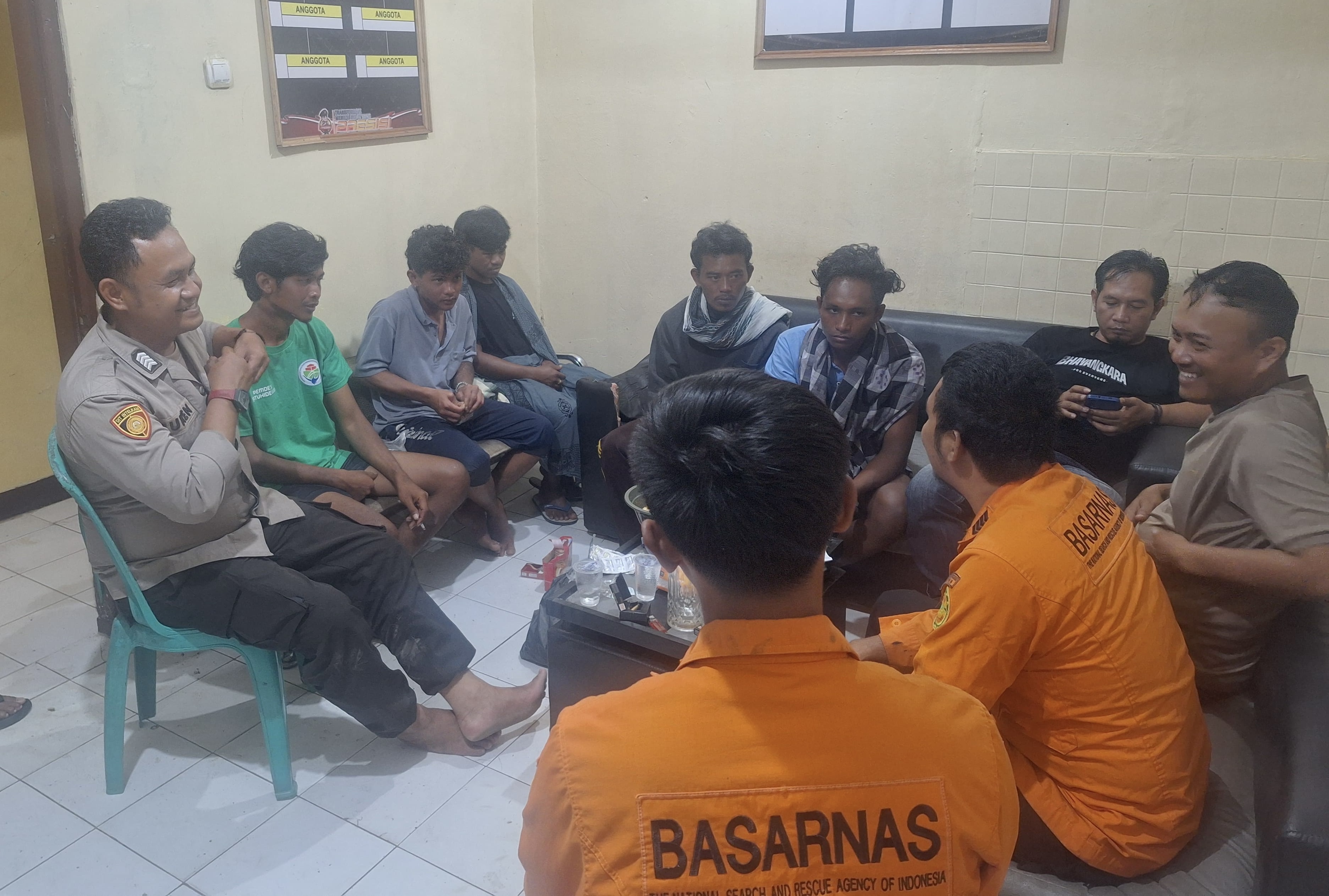 2 ABK Hilang Di Pulau Tinjil Pandeglang, Ditemukan Selamat Para ABK yang selamat sedang beristirahat sambil berbincang-bincang dengan pihak Polsek Cimanggu dan Basarnas di Mapolsek Cimanggu, beberapa waktu laluPara ABK yang selamat sedang beristirahat sambil berbincang-bincang dengan pihak Polsek Cimanggu dan Basarnas di Mapolsek Cimanggu, beberapa waktu lalu.