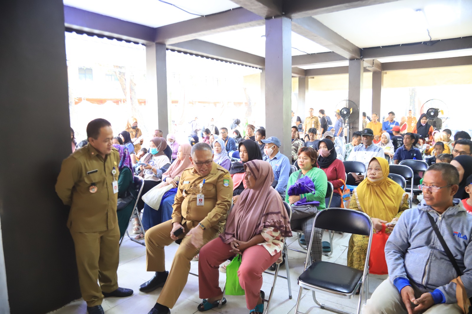 Kepala Dinsos Kota Tangerang Mulyani dan Asda I Kota Tangerang Deni Koswara saat mengecek penyaluran bansos kemarin.