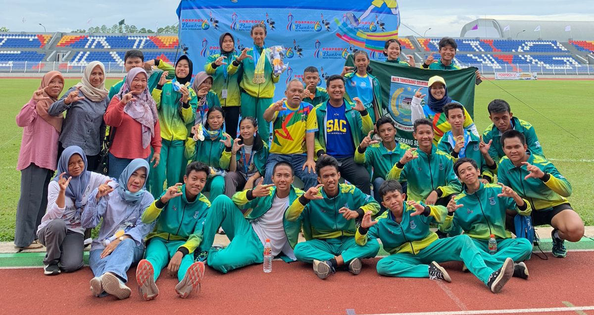8 Atlet Atletik Tangsel Tembus Kampus Ternama, Satu Lolos Ke Jerman Kasi Prestasi Dispora Kota Tangsel, Gatot Sukartono bersama atlet muda Tangsel, Selasa (5/8)
