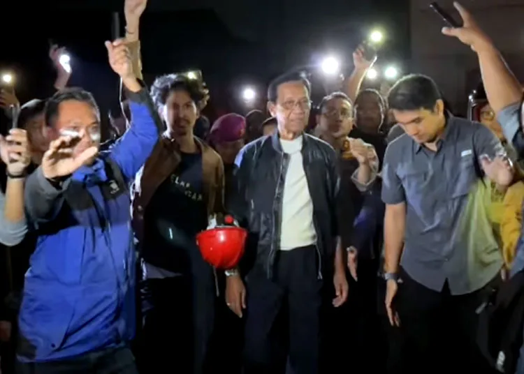 8 Pendemo Dibebaskan Dini Hari, Sultan HB X Temui Demonstran: Mari Kita Sama-Sama Pulang Sri Sultan Hamengku Buwono X saat menemui pendemo di Mapolda DIY Sabtu pag (30/8). Foto : Ist