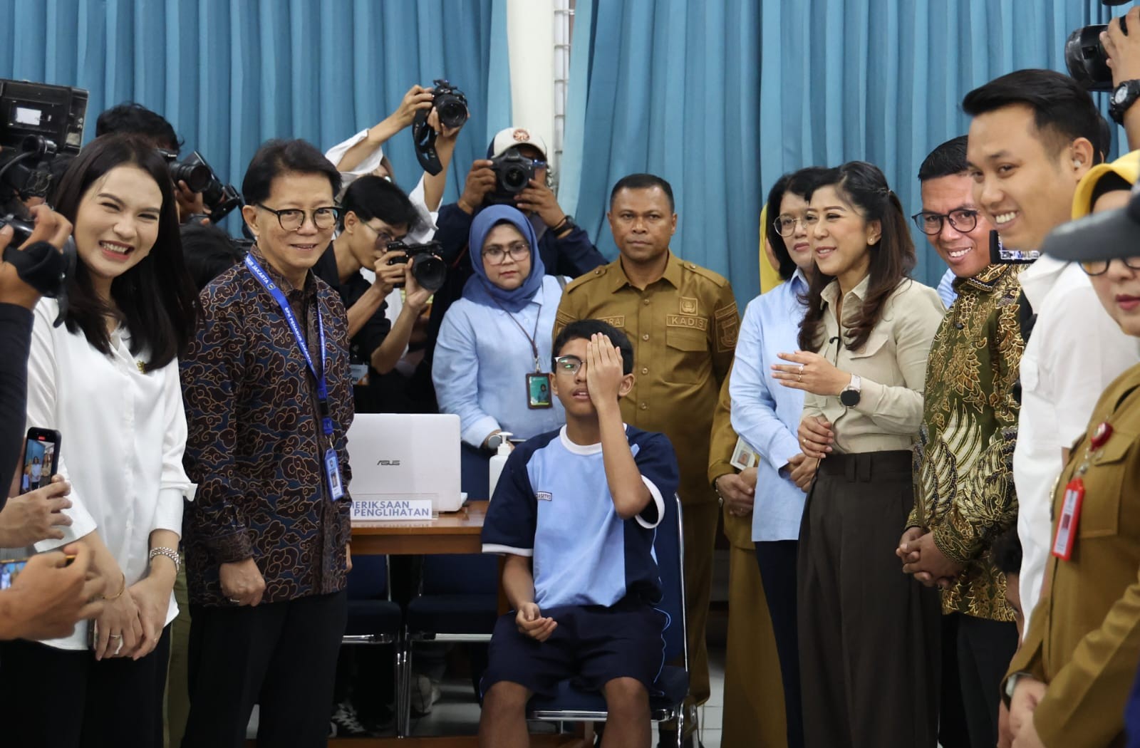 CEK KESEHATAN. Gubernur Banten Andra Soni saat mendampingi Menteri Komunikasi dan Digital Republik Indonesia (Menkomdigi RI) Meutya Viada Hafid dalam Kick-off CKG Sekolah di SMP Katolik Penabur, Jalan Kelapa Gading Barat Raya, Pakulonan Barat, Kecamatan Kelapa Dua, Kabupaten Tangerang, Senin (4/8). Foto : Humas Pemprov