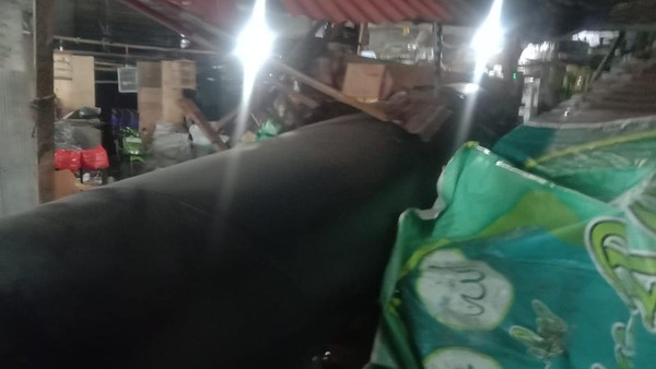 Apes, Sejumlah Lapak Pedagang di Jakut Tertimpa Pipa Jumbo dari Truk Trailer Foto : Ist