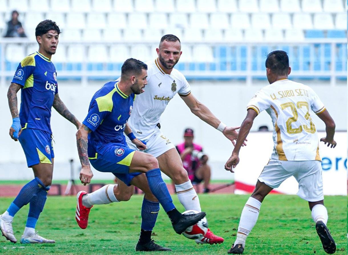 Arema FC Menang Dramatis Kalahkan Bhayangkara FC 2-1 Laga Arema vs Bhayangkara. Foto : Ist