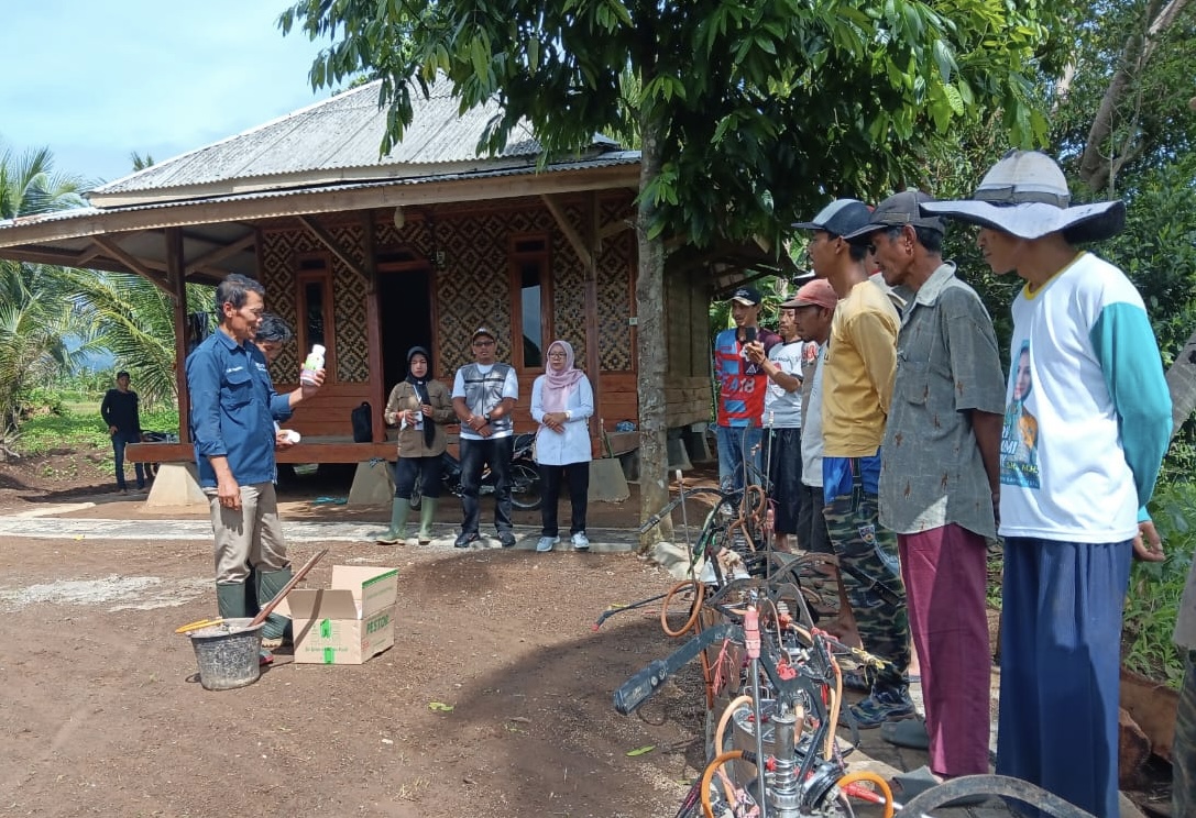 Para petani di wilayah Kecamatan Kaduhejo, sedang diberikan pemahaman menggunakan obat-obatan untuk tanaman padi, beberapa waktu lalu.