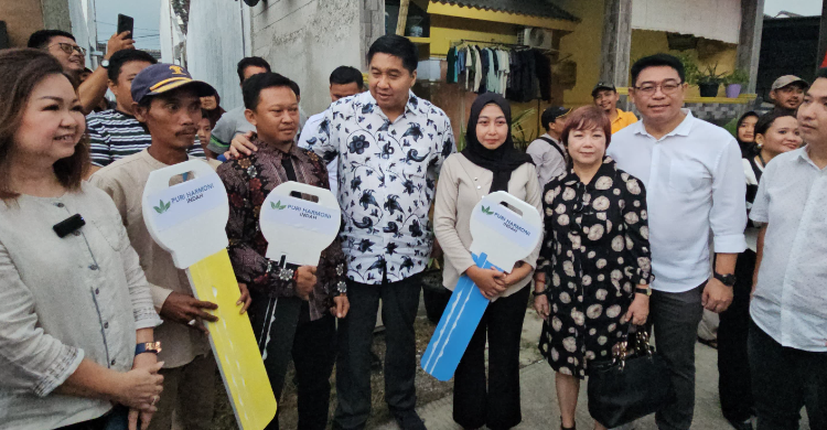 Asyik, Pekerja Informal Kini Bisa Nikmati Rumah Subsidi Di Serang Menteri PKP Maruarar Sirait (batik warna putih) saat kunjungan ke Serang. Foto : Ist