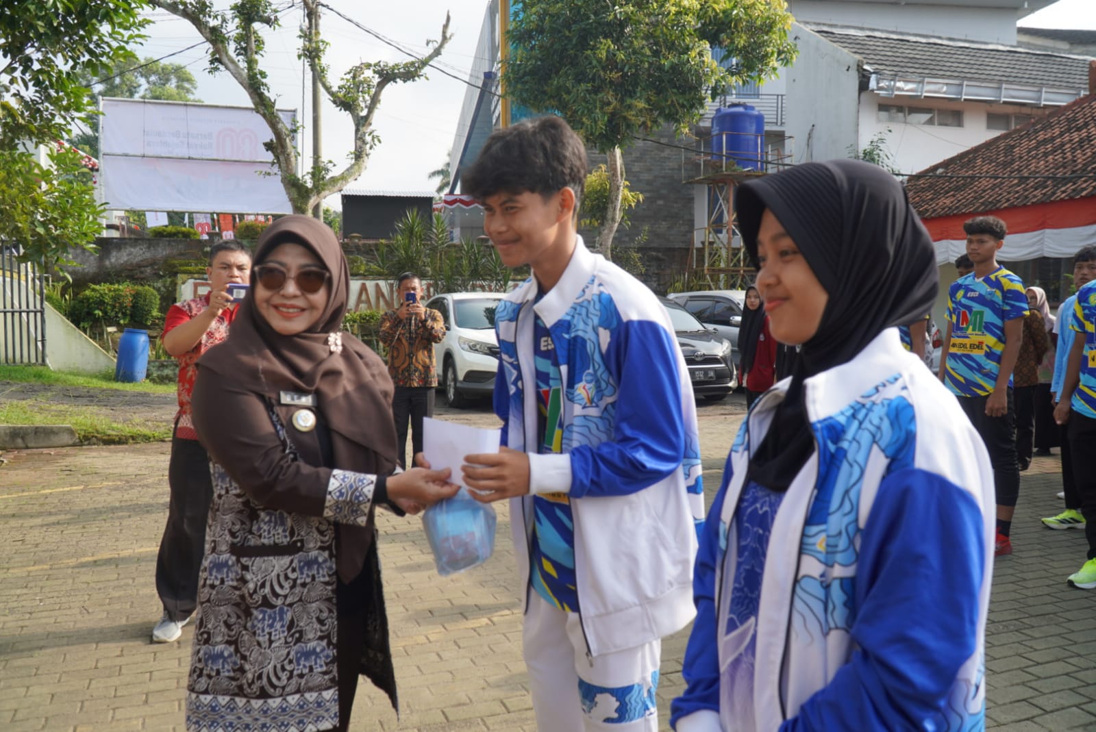 Bupati Pandeglang Raden Dewi Setiani, secara simbolis melepas keberangkatan para atlet atletik Kabupaten Pandeglang, untuk mengikuti Kejurda Provinsi Banten, di lingkungan Kantor Disdikpora Pandeglang, Kamis (7/8).
